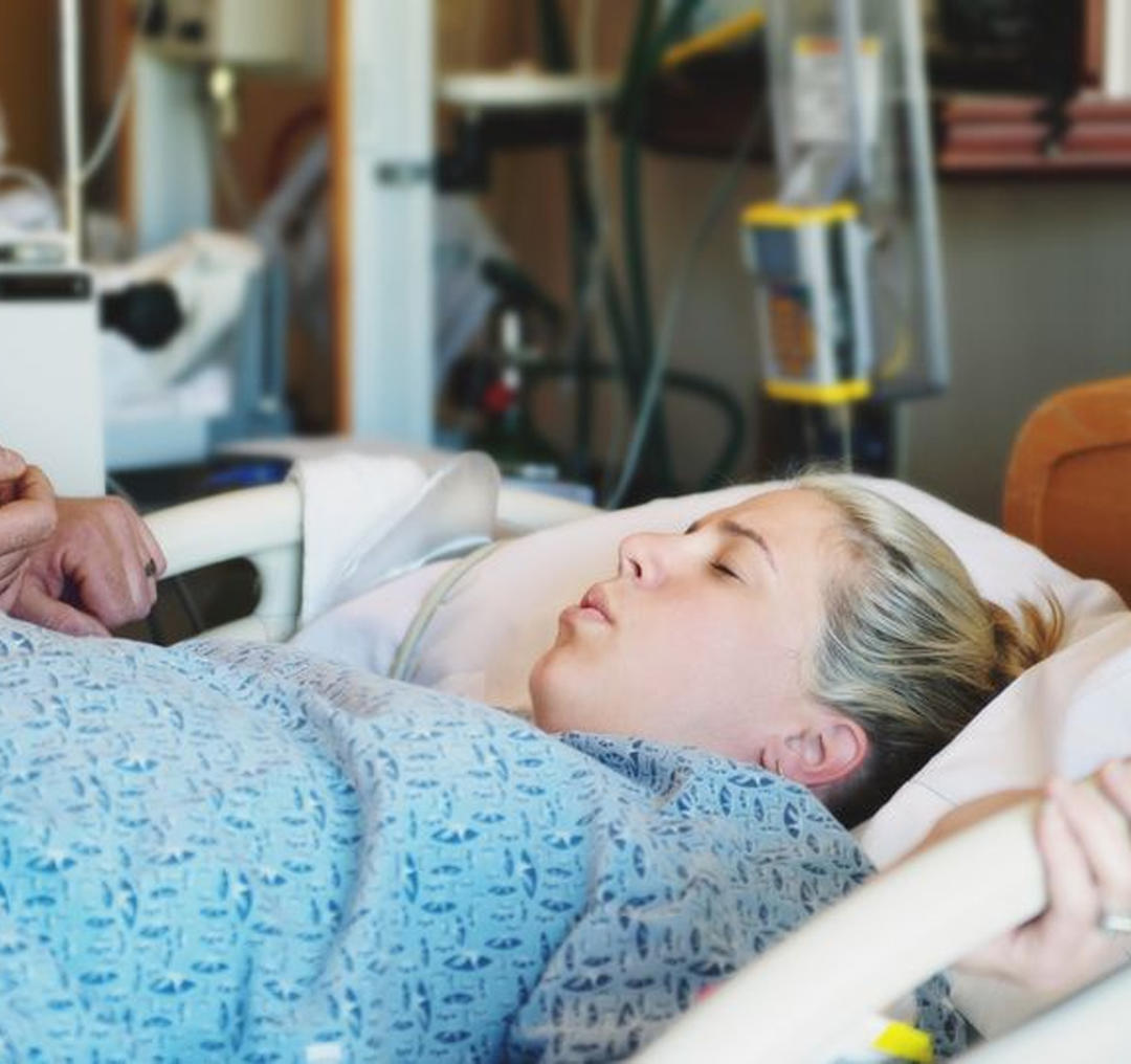 Anasının bətnindən çıxan körpə 