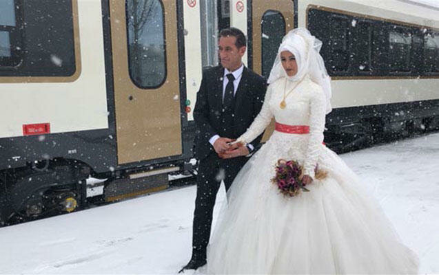 Bakıdan gedən qatarı bəy-gəlin qarşıladı - FOTO