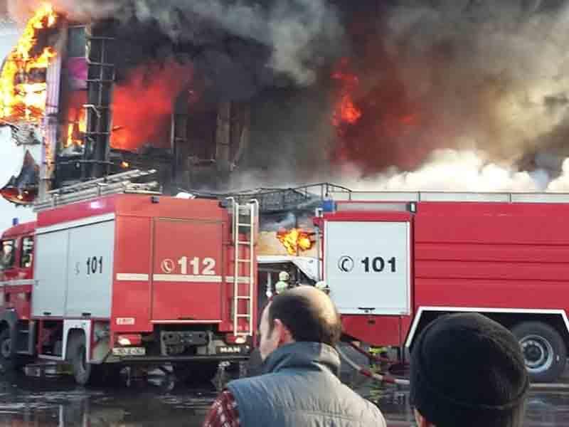 Bakıda ticarət mərkəzindəki yanğının söndürülməsinə helikopter də cəlb olundu - VİDEO - FOTO - YENİLƏNİB