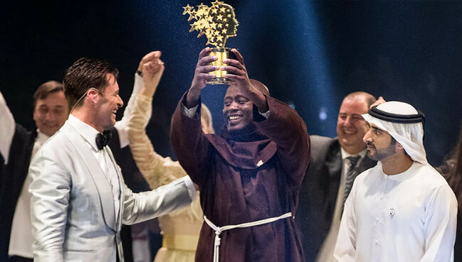 Maaşını kasıb şagirdlərə xərcləyən kənd müəllimi 1 milyon mükafat aldı – Video