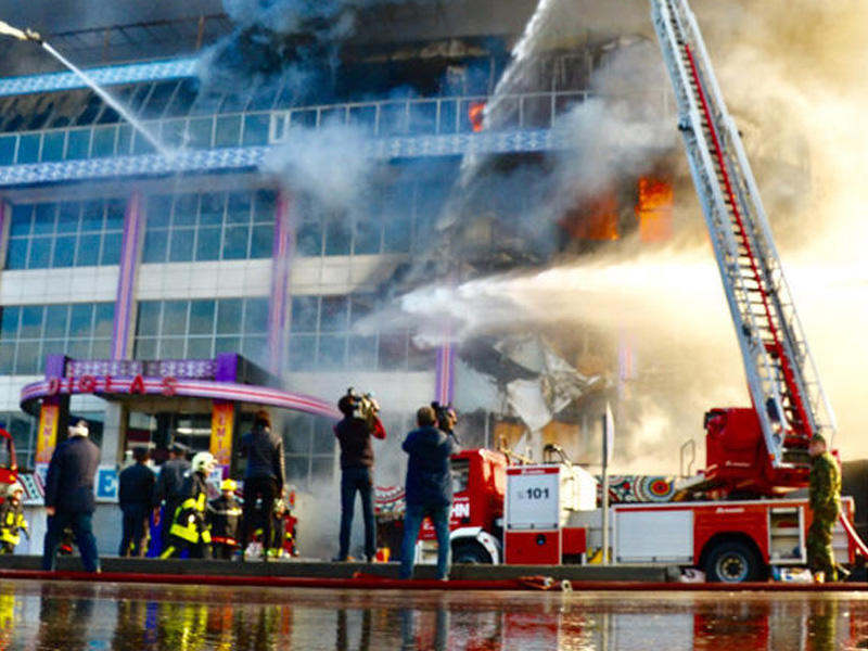 Ticarət mərkəzindəki yanğına görə Qara Qarayev prospektində tıxac yarandı