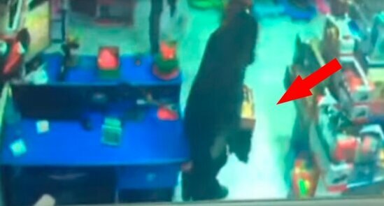 Bakıda mağazadan pul oğurlayan qadın kameraya düşdü – VİDEO