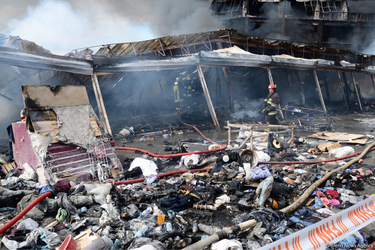 МЧС: В сгоревшем Т/Ц в Баку начались работы по демонтажу конструкций