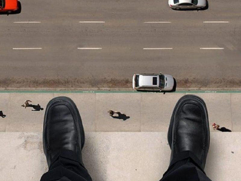 Житель Баку бросился с 5-го этажа