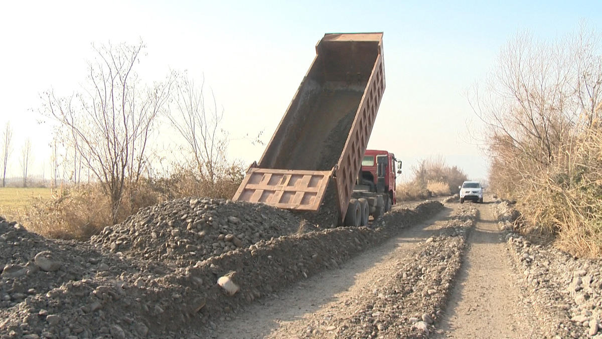 В Шекинском районе реконструируются автодороги