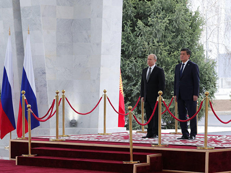 Putin əsgərləri türk dilində salamladı - VİDEO