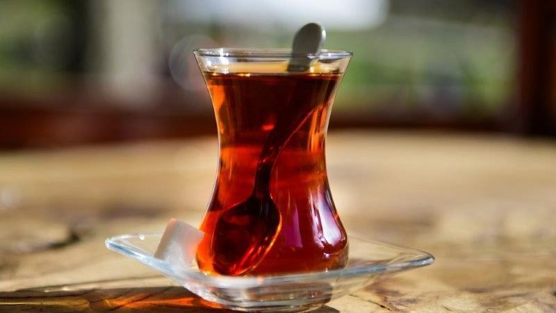 Məşhur aktyor serialdakı tərəf müqabilinə qaynar çayla dolu stəkan atdı – FOTO