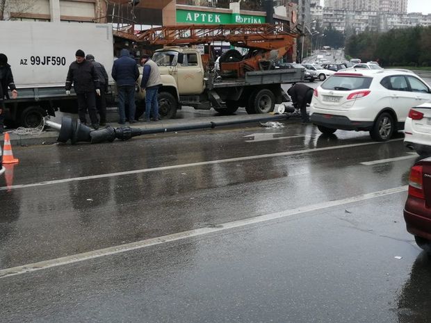 Bakıda ağır qəza: “Pajero” dirəyə çırpıldı, aşdı - VİDEO