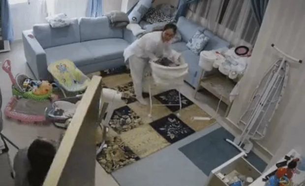 Qulluqçudan insanlıq dərsi: bir neçə saniyə geciksəydi, uşaq öləcəkdi - VİDEO