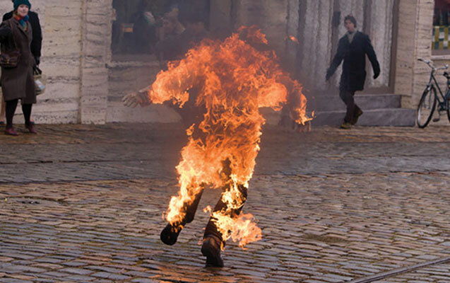 Bakıda dilənçi özünü yandırmaq istədi, iki polis xəsarət aldı