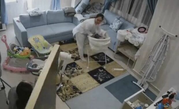 Qulluqçudan insanlıq dərsi: bir neçə saniyə geciksəydi, uşaq öləcəkdi - VİDEO