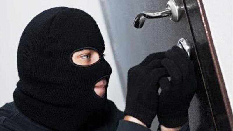 Bakıda evdən 50 min manatlıq qızıl oğurlandı