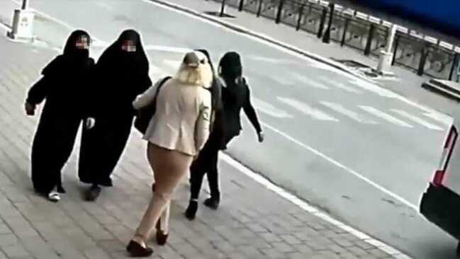 OLAY! Küçənin ortasında çadra geyindikləri üçün bu qadınlara... - FOTOLAR