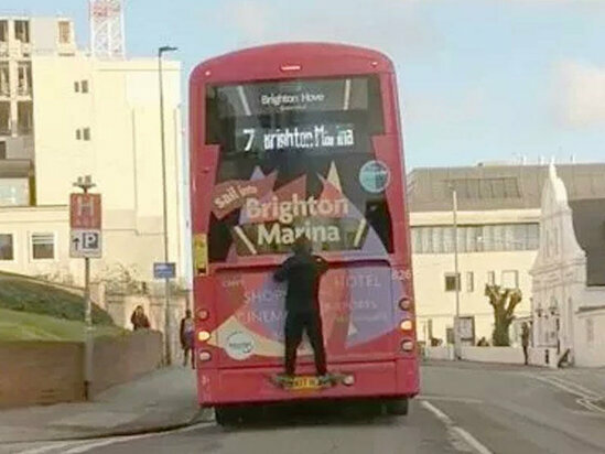 Sərnişin pul verməmək üçün avtobusun arxasından sallandı - VİDEO