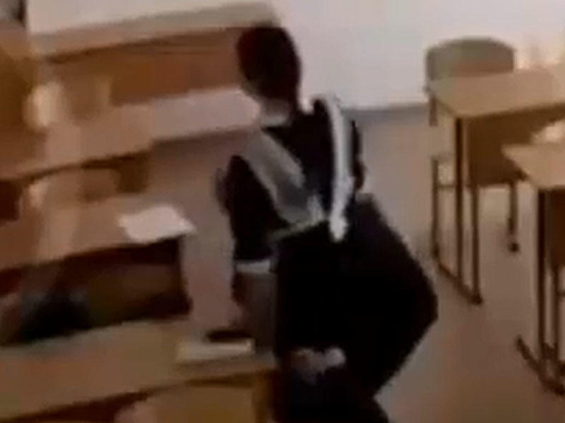 Məktəbdə əxlaqsızlıq: Müəllim qızı qucağına alıb... - VİDEO