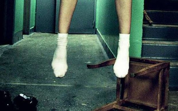 19 yaşlı qız intihar etdi