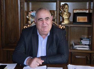 Tanınmış şərurlular İsfəndiyar Axundovu “Şərurlu” adından imtina etməyə çağırdılar