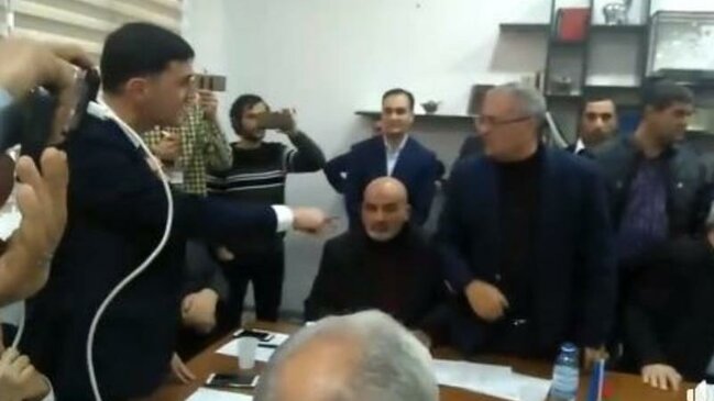 İsgəndər Həmidov Tural Abbaslını VURMAQ İSTƏDİ - ŞOK GÖRÜNTÜLƏR/VİDEO