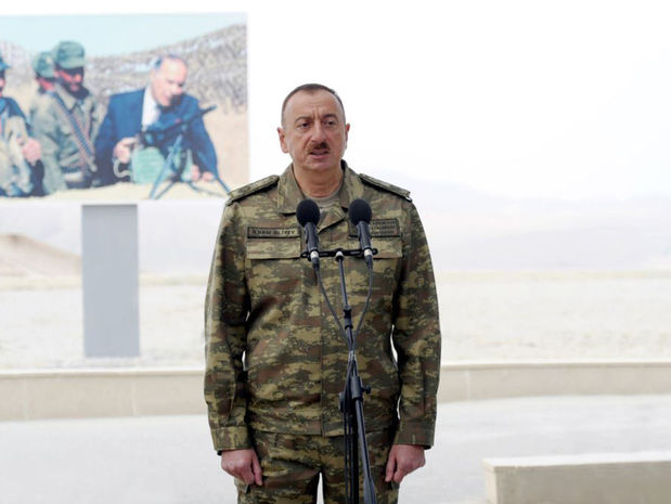 İlham Əliyev hərbi hissədə