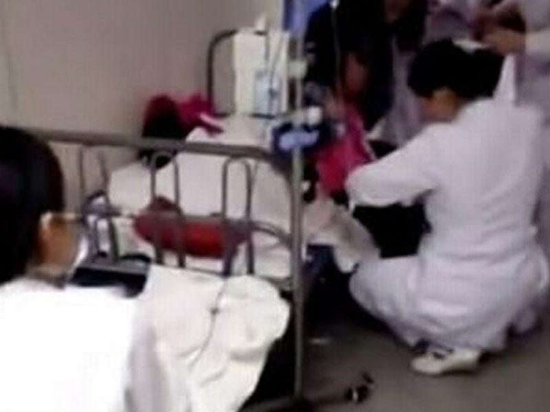 Kolleqasına əsəbləşən bağça müəllimi uşaqların yeməyinə zəhər qatdı - FOTO