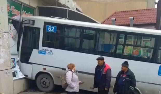 Bakıda avtobus mağazaya çırpıldı: yaralılar var - VİDEO