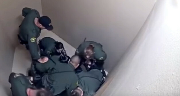 Məhbusa qarşı vəhşilik kameraya yaxalandı, məhkəmə qərar verdi – Video (18+)