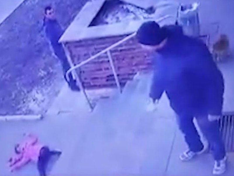 Ata qızını pilləkənlərdən itələdi - Dəhşətə gətirən VİDEO