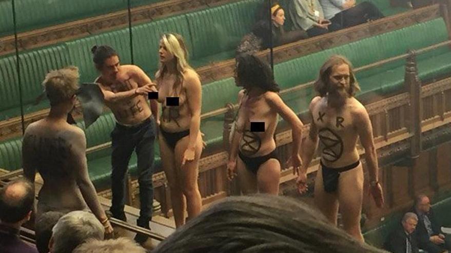 İngiltərə parlamentində çılpaq etiraz aksiyası - FOTO