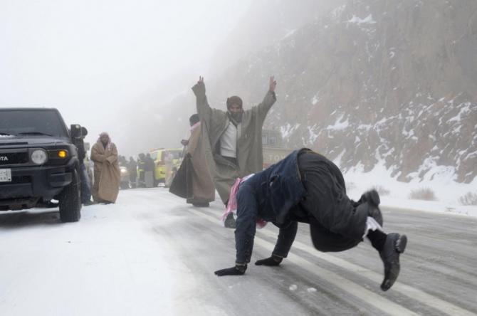 В Саудовской Аравии выпал снег - ВИДЕО