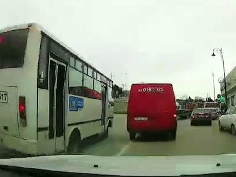 Bakıda sərnişinlə dolu avtobusun sürücüsü “protiv” sürdü - VİDEO