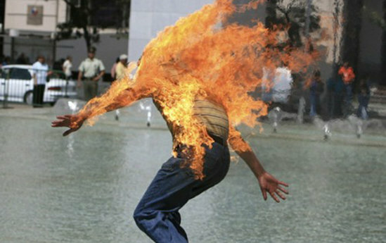 Azrbaycanda dəhşət! Kişi ailəsinin gözü önündə özünü yandırdı