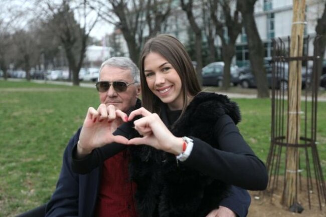 Babası yaşda kişi ilə yaşayan gənc qadından ilginc addım - Canlı yayım