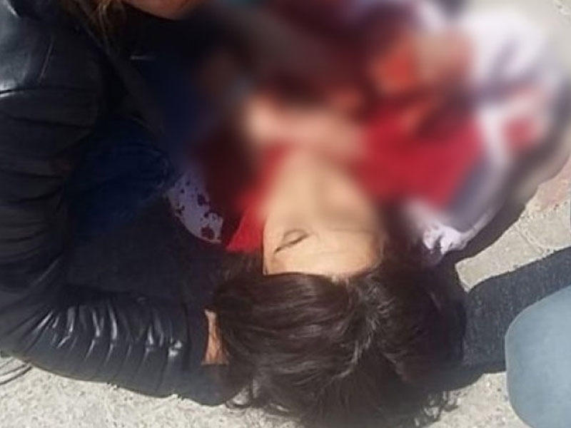 Küçədə boğazı kəsik qadını görənlər dəhşətə gəldilər - VİDEO