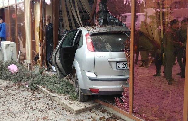 Gəncədə qəza: avtomobil mağazaya girdi - FOTO
