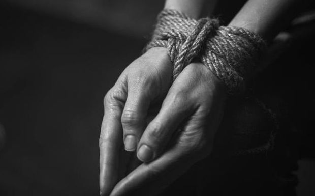 Ər-arvadın əl-ayağını “skoç”layıb, evi qarət edənlərə cəza - Prokuror etiraz etdi