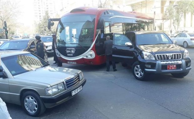 “Bakubus”ın avtobusu səfirliyin maşını ilə toqquşdu