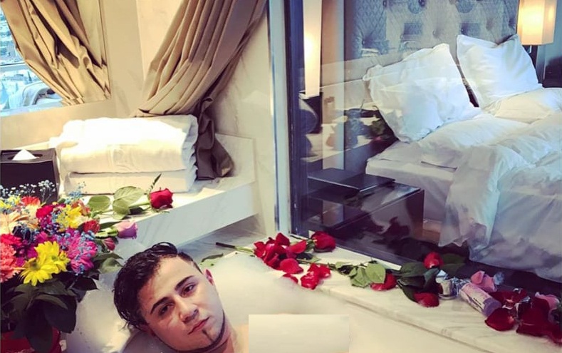 Bayram Nurlu Köpüklü Çiçək Vannasında Erotik Görüntülərini Yaydı – FOTOLAR