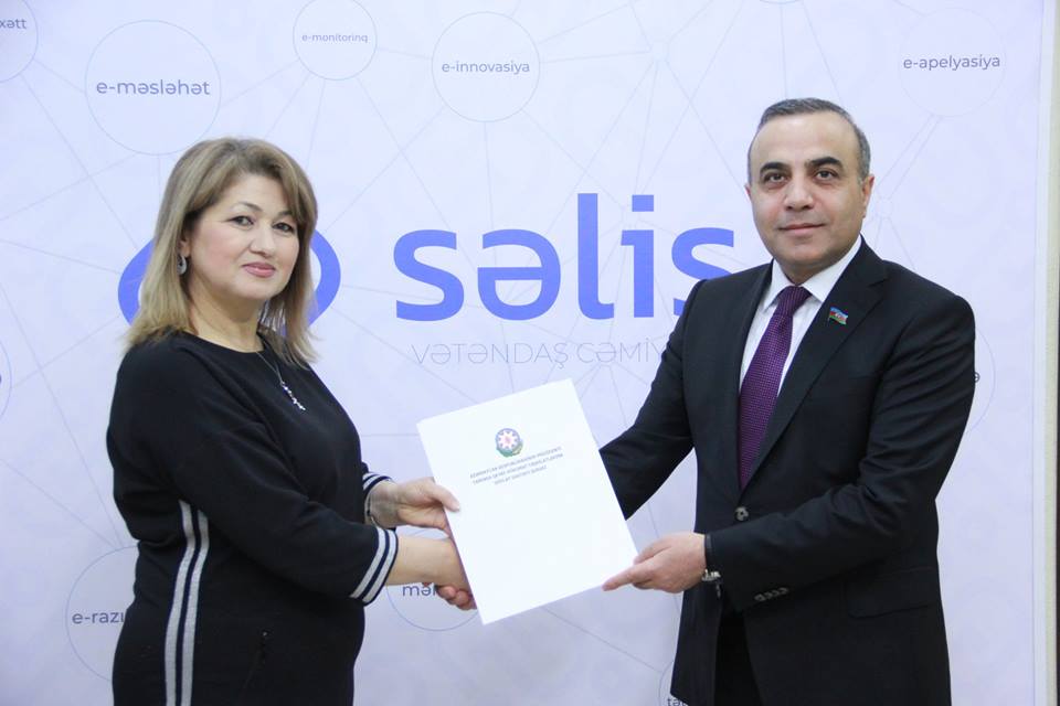 Azay Quliyev SƏLİS-in ilk müqaviləsini bu QHT rəhbərinə təqdim etdi – FOTO+VİDEO