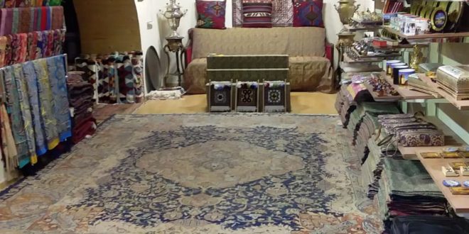 Deputat Eldar İbrahimovun qardaşı İçərişəhərdə vətəndaşın dükanını əlindən almaq istəyir (FOTO)