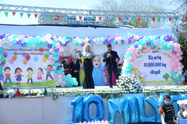 Nəsimi rayonunda 10 milyonuncu sakinin dünyaya gəlməsi münasibətilə möhtəşəm konsert proqramı və atəşfəşanlıq təşkil edilib