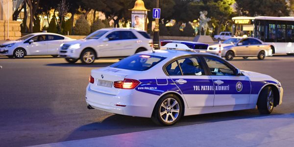 99 YP 374 qeydiyyat nişanlı DYP əməkdaşı 90 saniyədə qaydaları 3 dəfə pozdu (VİDEO)