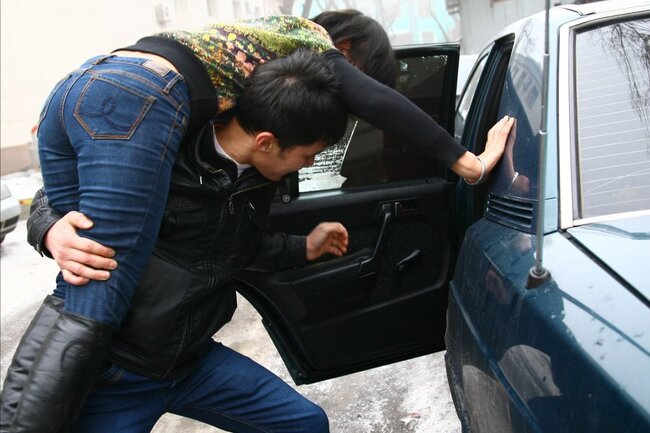 Azərbaycanda 15 yaşlı qız oğurlandı – Zorla maşına mindirib apardılar