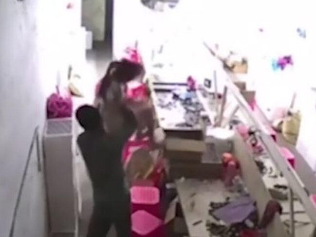 Arvadına əsəbləşən kişi qızını qaldırıb, yerə çırpdı - VİDEO