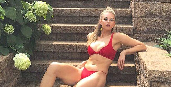 Futbolçu gözəldən cazibədar fotolar