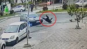 Maşın yolu keçmək istəyən piyadanı vurdu, metrlərlə kənara atdı - VİDEO