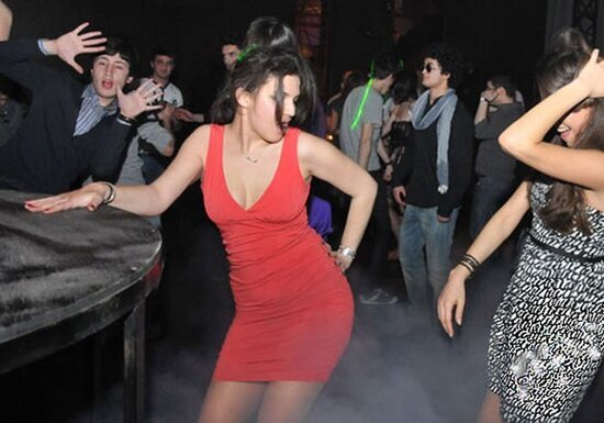 Bakıda gecə klubunda gənc qızı vəhşicəsinə döydülər - Xəstəxanalıq oldu