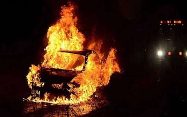 В Баку автомобиль сгорел дотла - ВИДЕО