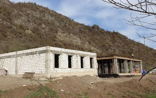 Separatçı rejim Kəlbəcərin kəndində ikimərtəbəli məktəb tikir - FOTO