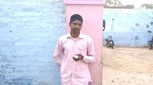 Hindistanlı kişi barmağını kəsib atdı - Qəribə siyasi səbəb