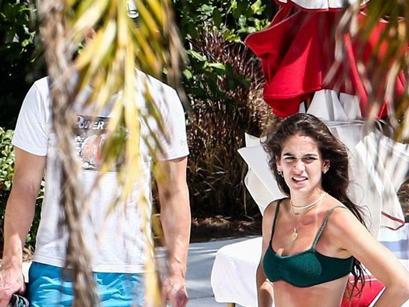 Özündən 15 yaş kiçik sevgilisi ilə çimərliyə yollandı - FOTO